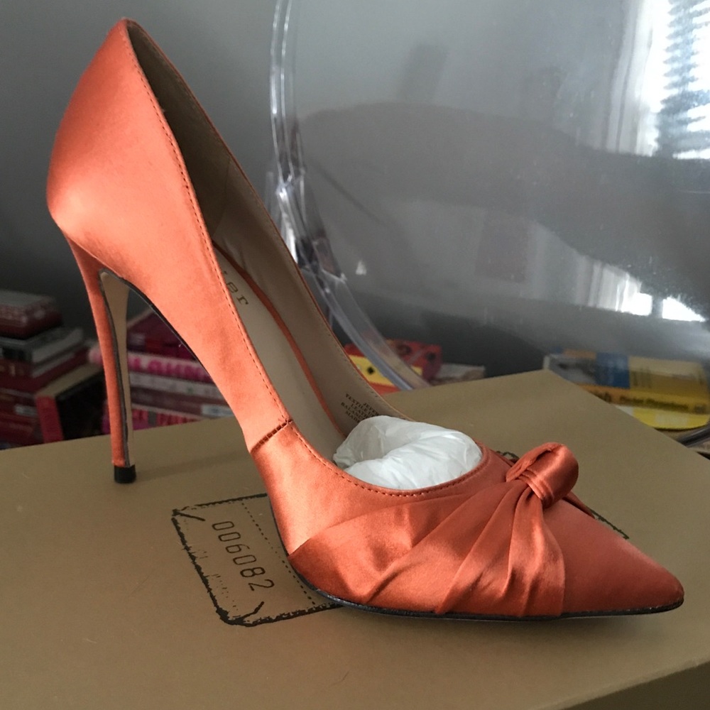 Nicole Miller Artelier orange satin pumps